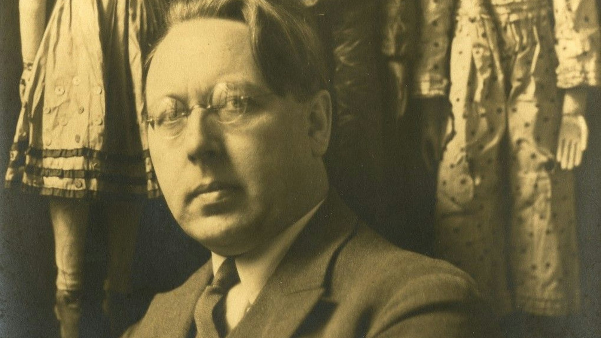 Carl Niessen vor Marionetten, Köln um 1930, Theaterwissenschaftliche Sammlung der Universität zu Köln.