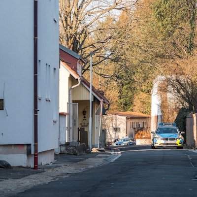 Wunsiedel: Ein Einsatzwagen der Polizei steht vor einer Kinder- und Jugendhilfe-Einrichtung (weißes Haus auf der linken Seite).