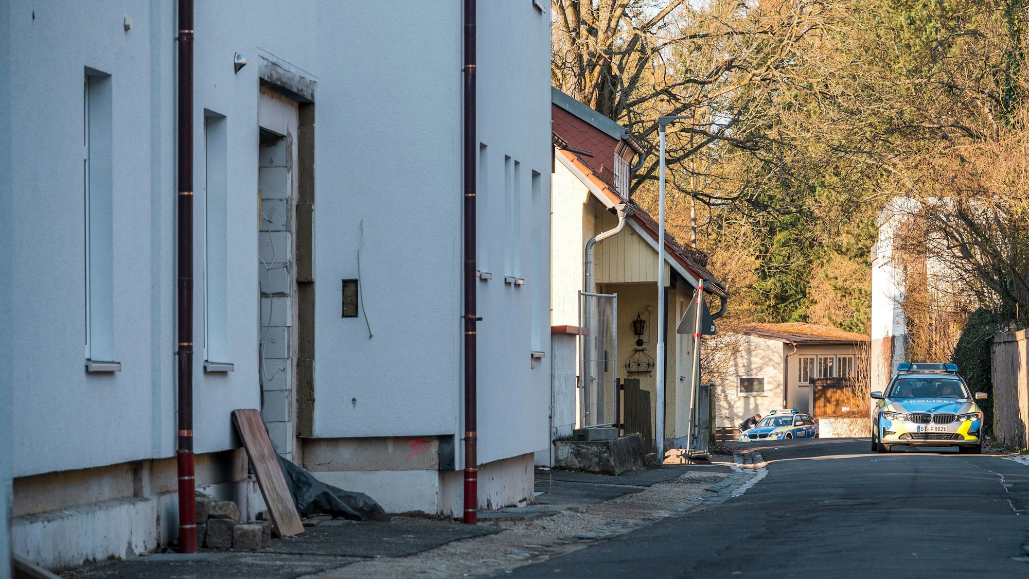 Wunsiedel: Ein Einsatzwagen der Polizei steht vor einer Kinder- und Jugendhilfe-Einrichtung (weißes Haus auf der linken Seite).