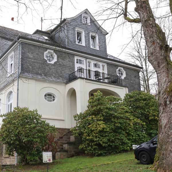 Eine alte Villa – der obere Teil verkleidet mit Schieferplatten.