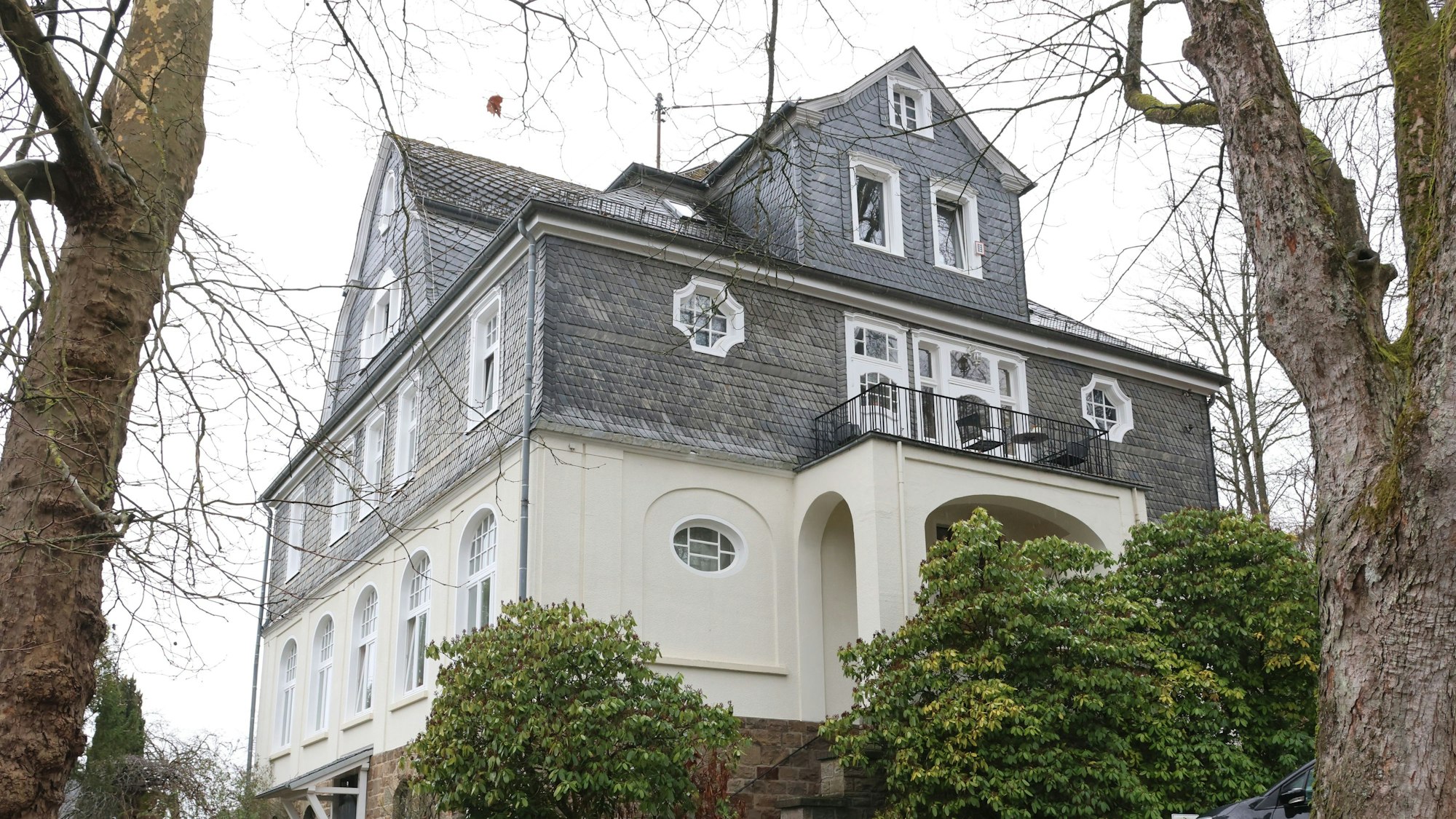 Eine alte Villa – der obere Teil verkleidet mit Schieferplatten.