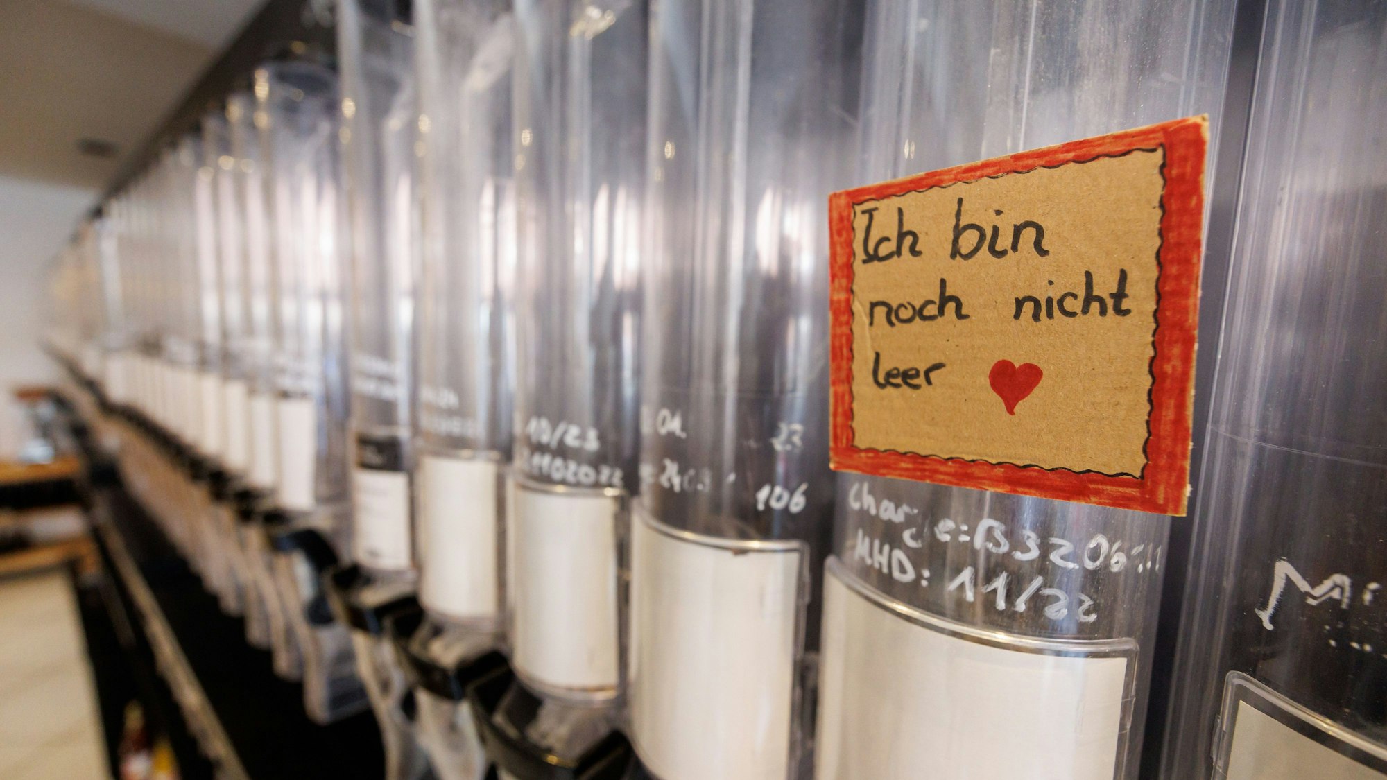 "Ich bin noch nicht leer" steht auf einem Schild an einem Lebensmittelspender im Unverpackt-Laden Zero Hero in Nürnberg.