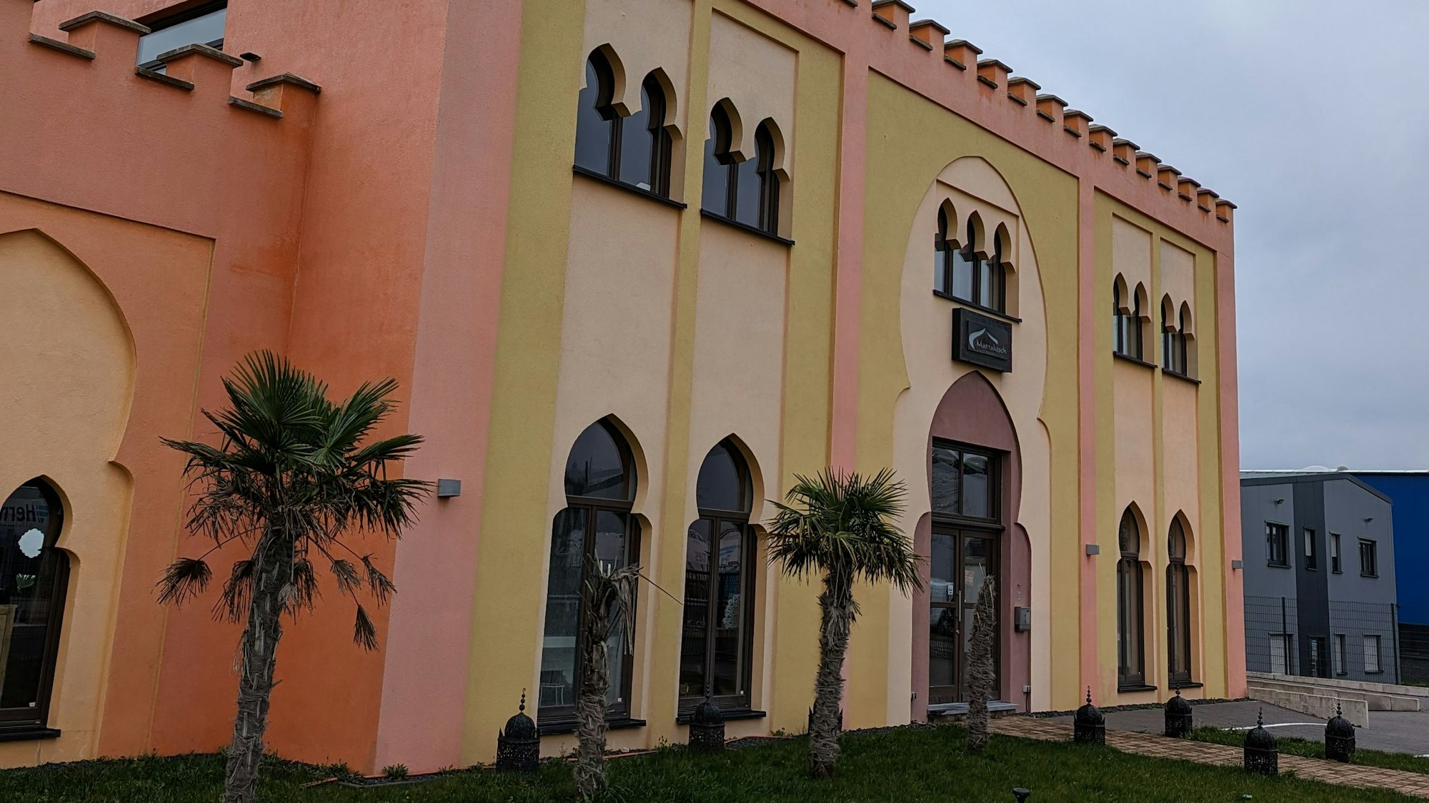 Orange-gelbes Gebäude, welches an eine Moschee erinnert.