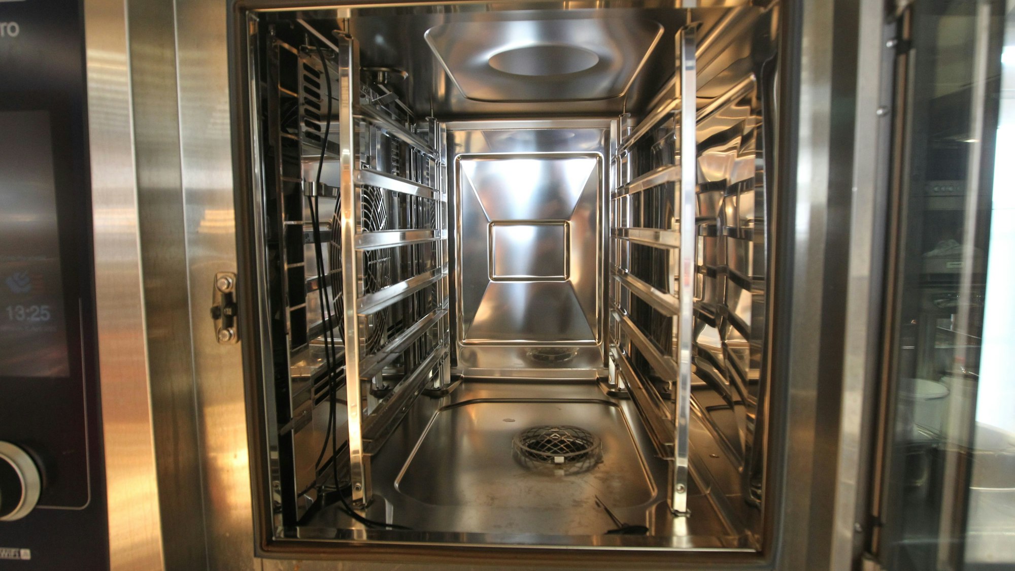 Blick in den silbernen Konvektomat.