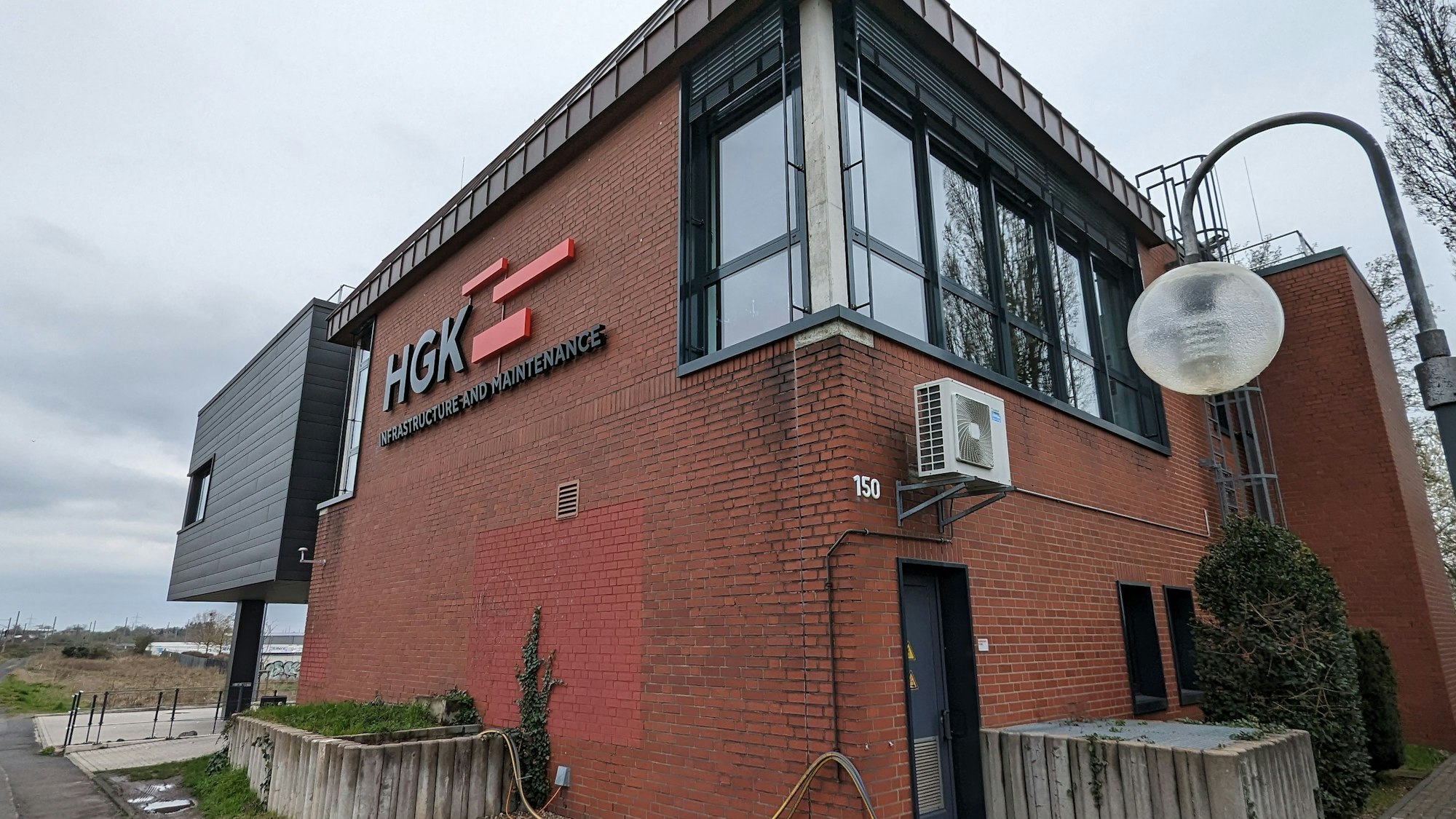 Blick auf das rote Backstein-Gebäude.