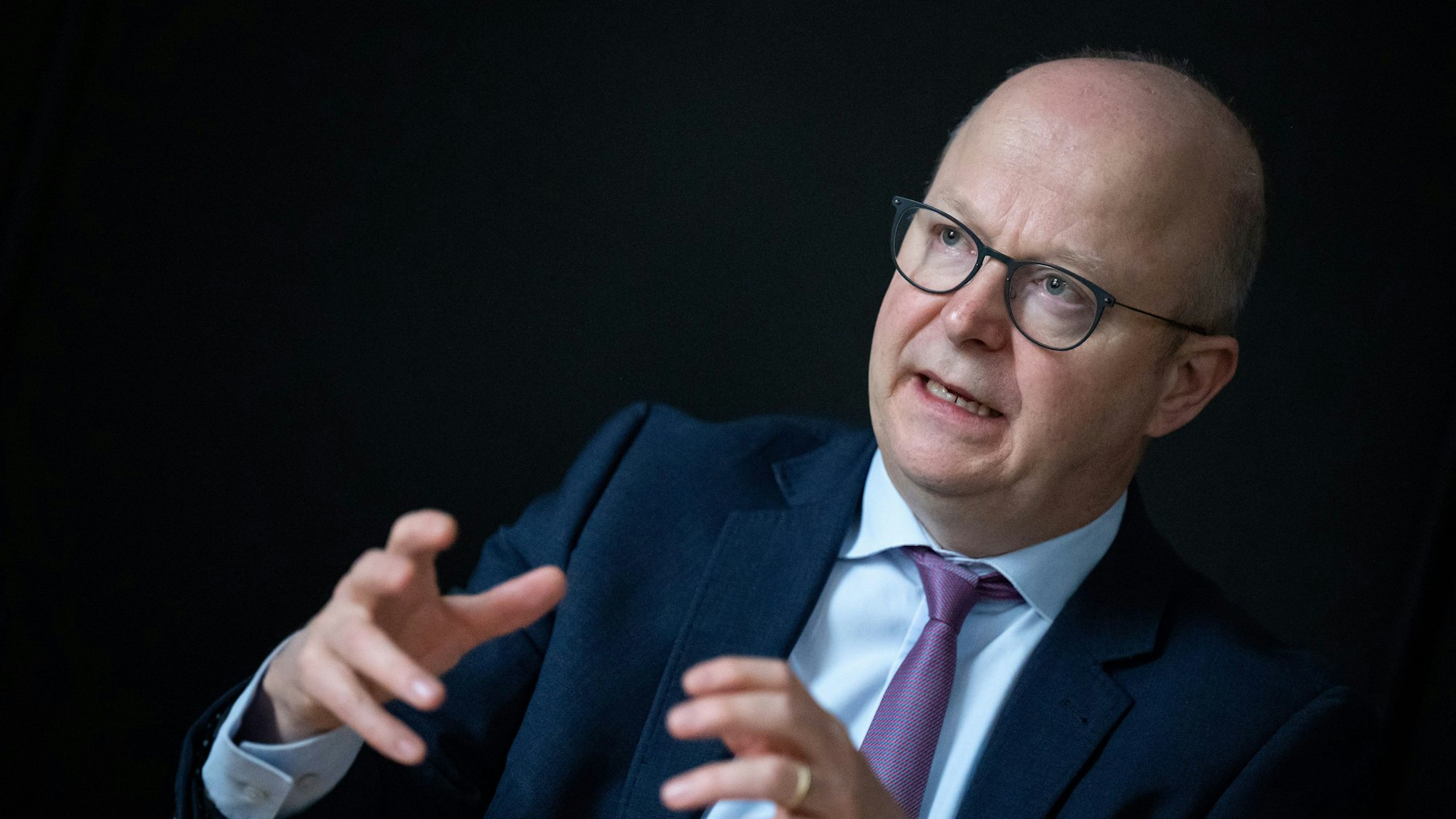 Michael Theurer (FDP), Parlamentarischer Staatssekretär im Bundesministerium für Verkehr und Digitales und Beauftragter der Bundesregierung für den Schienenverkehr, sitzt bei einem Interview mit der Deutschen Presse-Agentur dpa im Bundesministerium für Verkehr und Digitales.