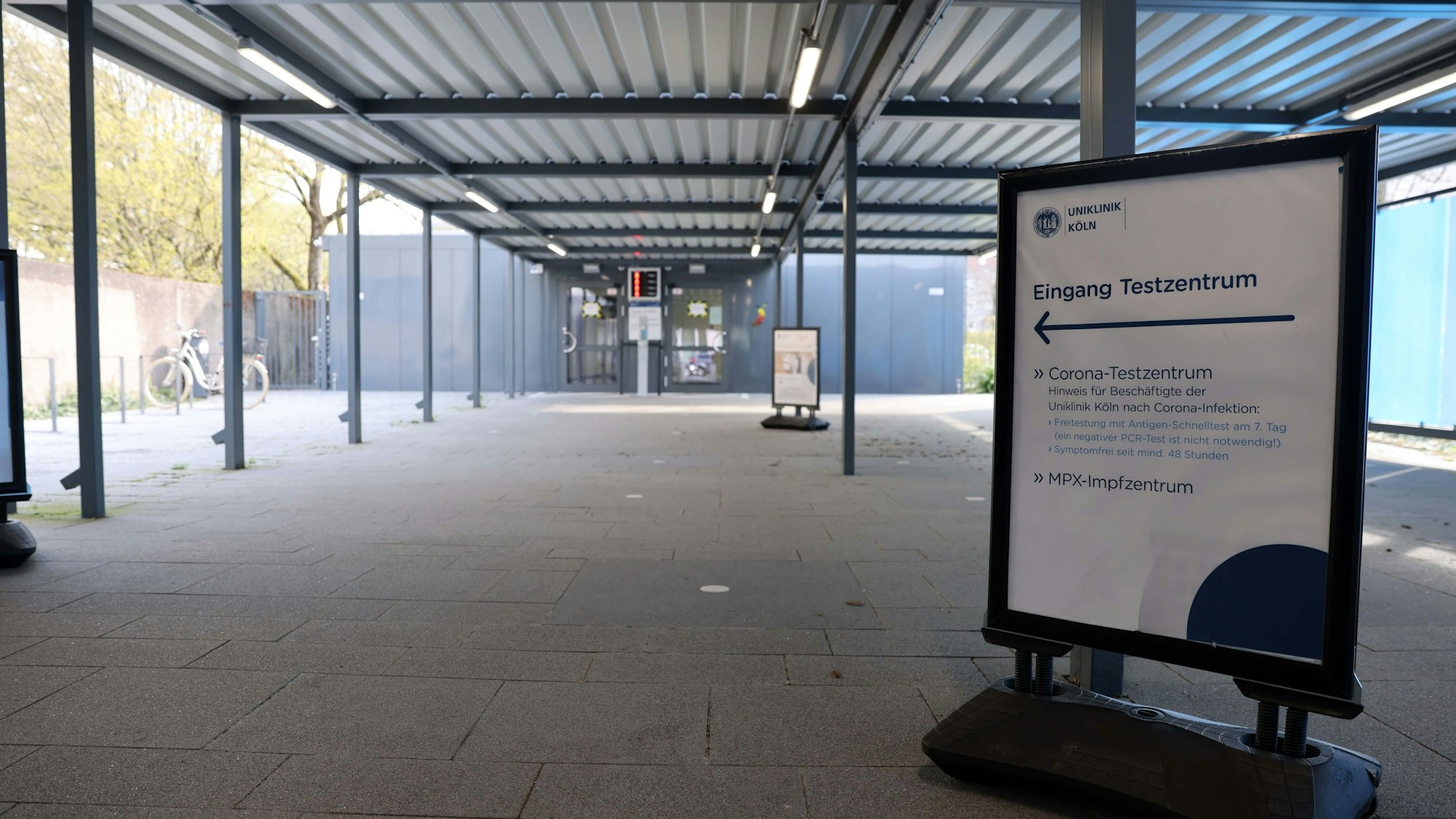 Der überdachte Wartebereich des Infektionsschutzzentrums an der Uniklinik ist leer.