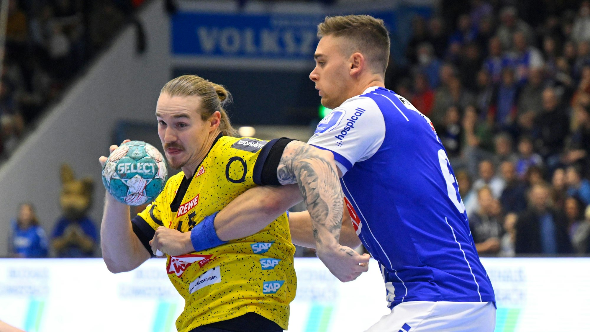 Zwei Spieler vom VfL Gummersbach und von den Rhein-Neckar Löwen in einer Spielsituation.