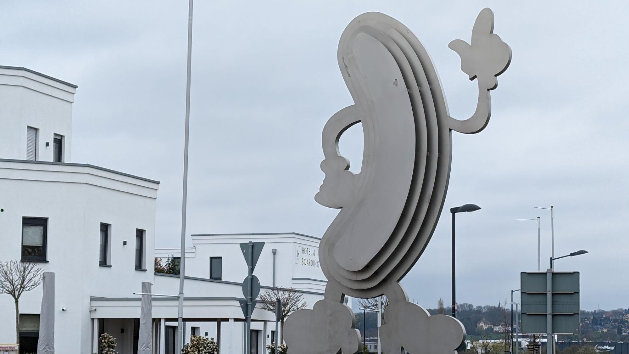 Blick auf eine Skulptur in Form einer Wurst.
