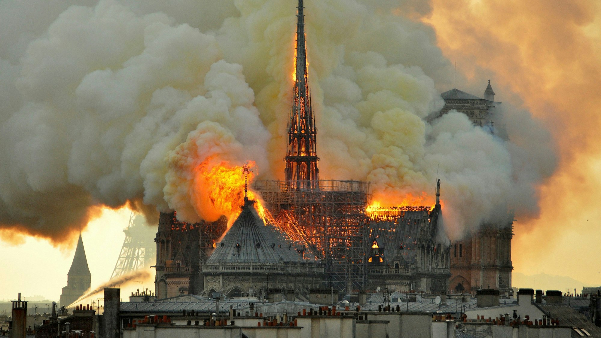 ARCHIV - 15.04.2019, Frankreich, Paris: Flammen und Rauch steigen aus der Kathedrale Notre Dame auf. Im April 2019 wurde die Kathedrale bei einem Brand schwer beschädigt.