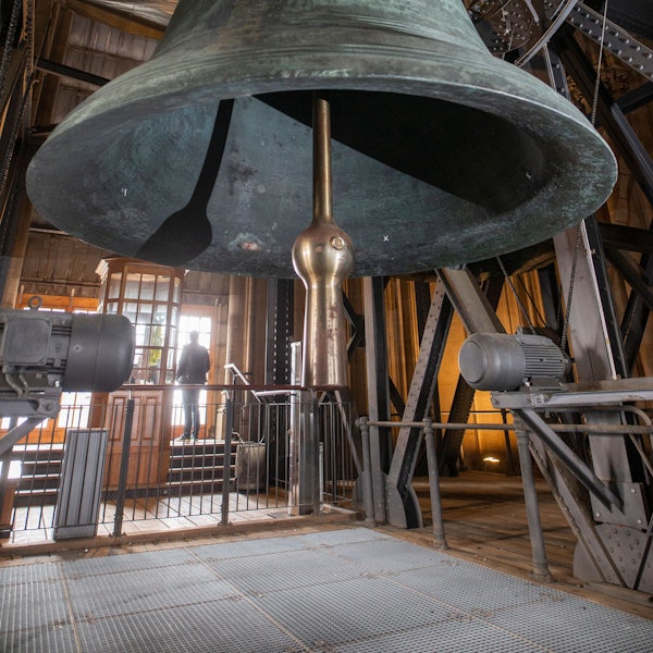 Mächtig thront der „Decke Pitter“ in rund 50 Meter Höhe im Domgeläut. In diesem Jahr wird sein 100. „Geburtstag“ gefeiert. Ostersonntag ist die Petersglocke wieder zu hören.