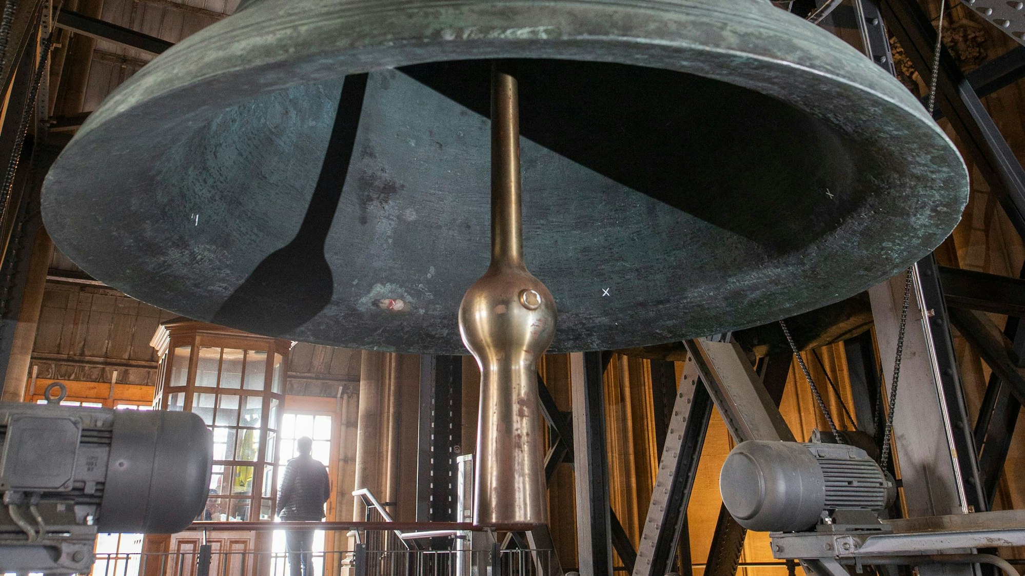 Mächtig thront der „Decke Pitter“ in rund 50 Meter Höhe im Domgeläut. In diesem Jahr wird sein 100. „Geburtstag“ gefeiert. Ostersonntag ist die Petersglocke wieder zu hören.