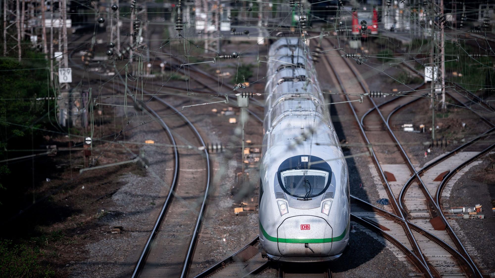 Ein Intercity-Express (ICE) fährt in den Hauptbahnhof in Essen ein.