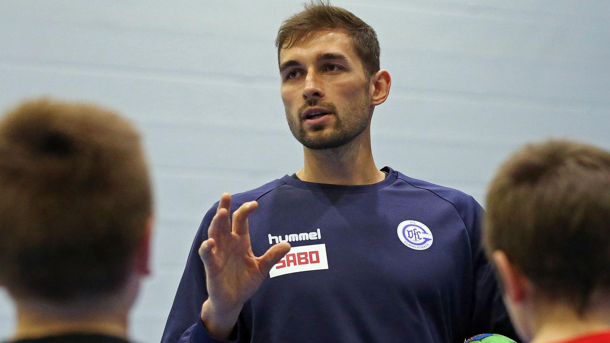 VfL Gummersbach: Stanislav Zhukov trainiert in der Schwalbe-Arena ukrainische Kinder.