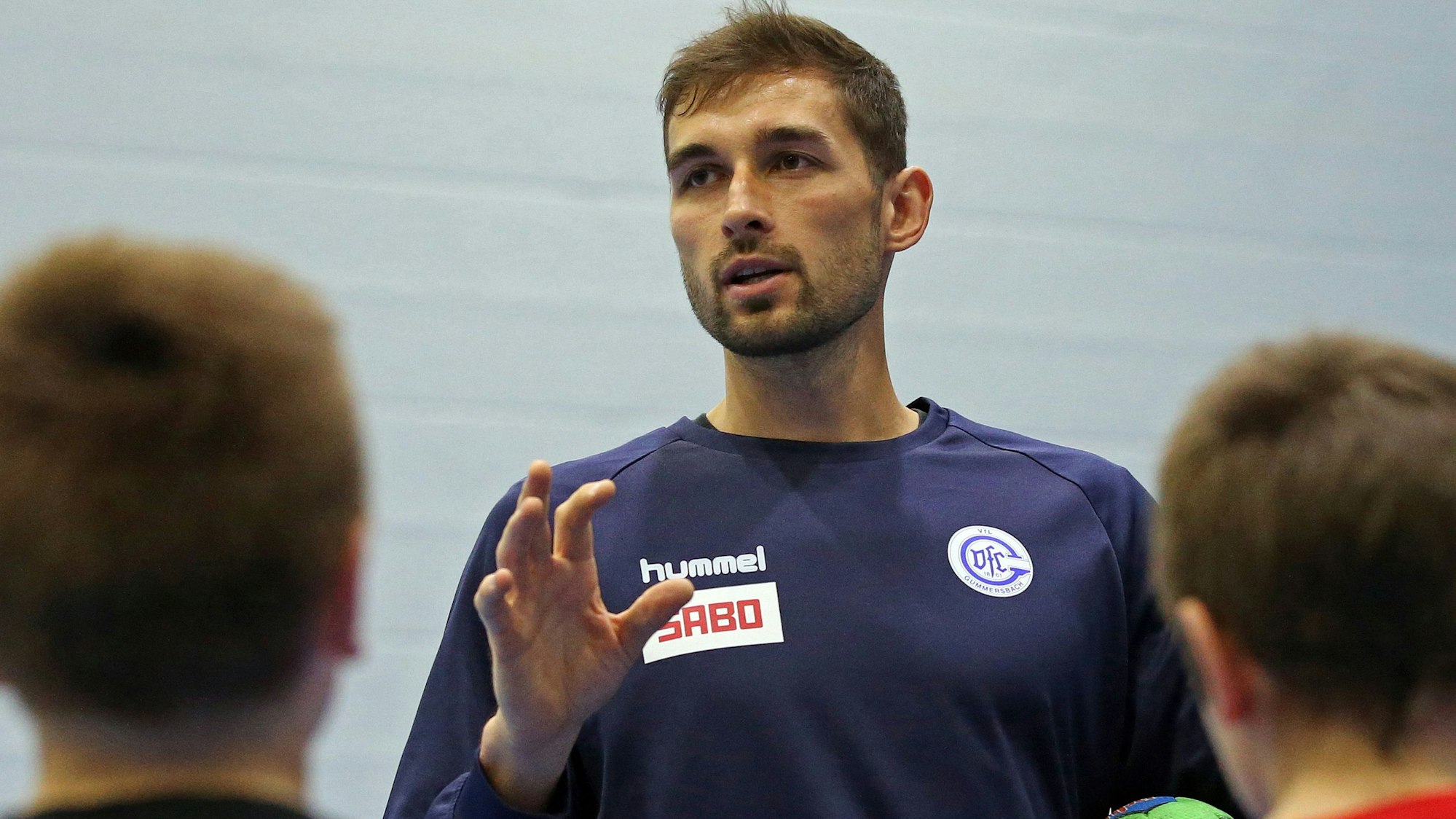 VfL Gummersbach: Stanislav Zhukov trainiert in der Schwalbe-Arena ukrainische Kinder.