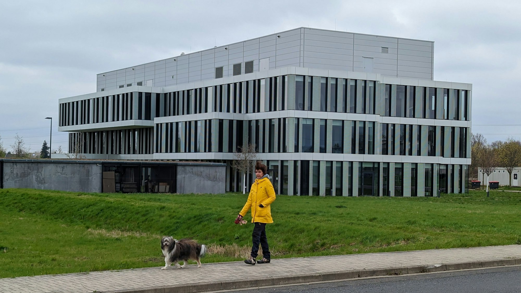 Bilck auf das moderene und verglaste Gebäude.