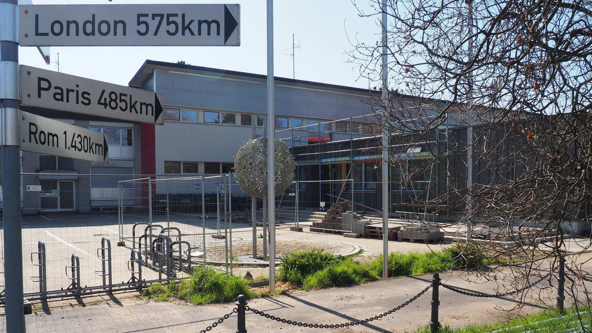 Blick auf das Gebäude der Schule. Im Vordergrund stehen Bauzäune.