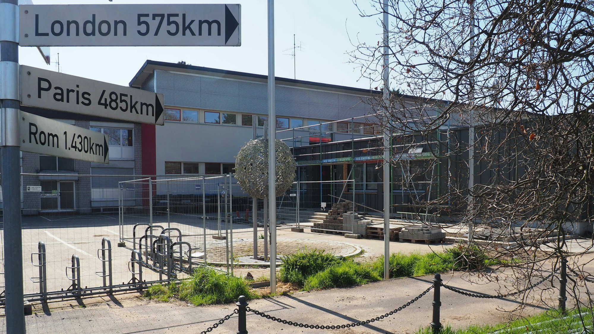 Blick auf das Gebäude der Schule. Im Vordergrund stehen Bauzäune.