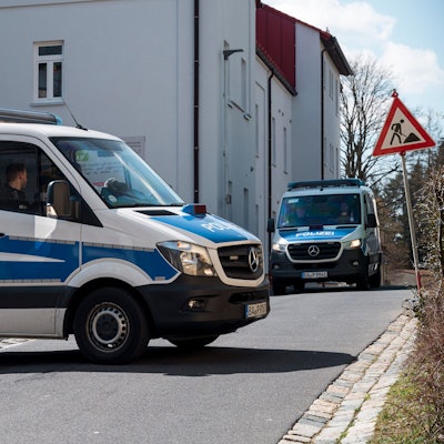 Polizeifahrzeuge stehen an dem Kinderheim in Wunsiedel, in dem eine Zehnjährige tot gefunden wurde.