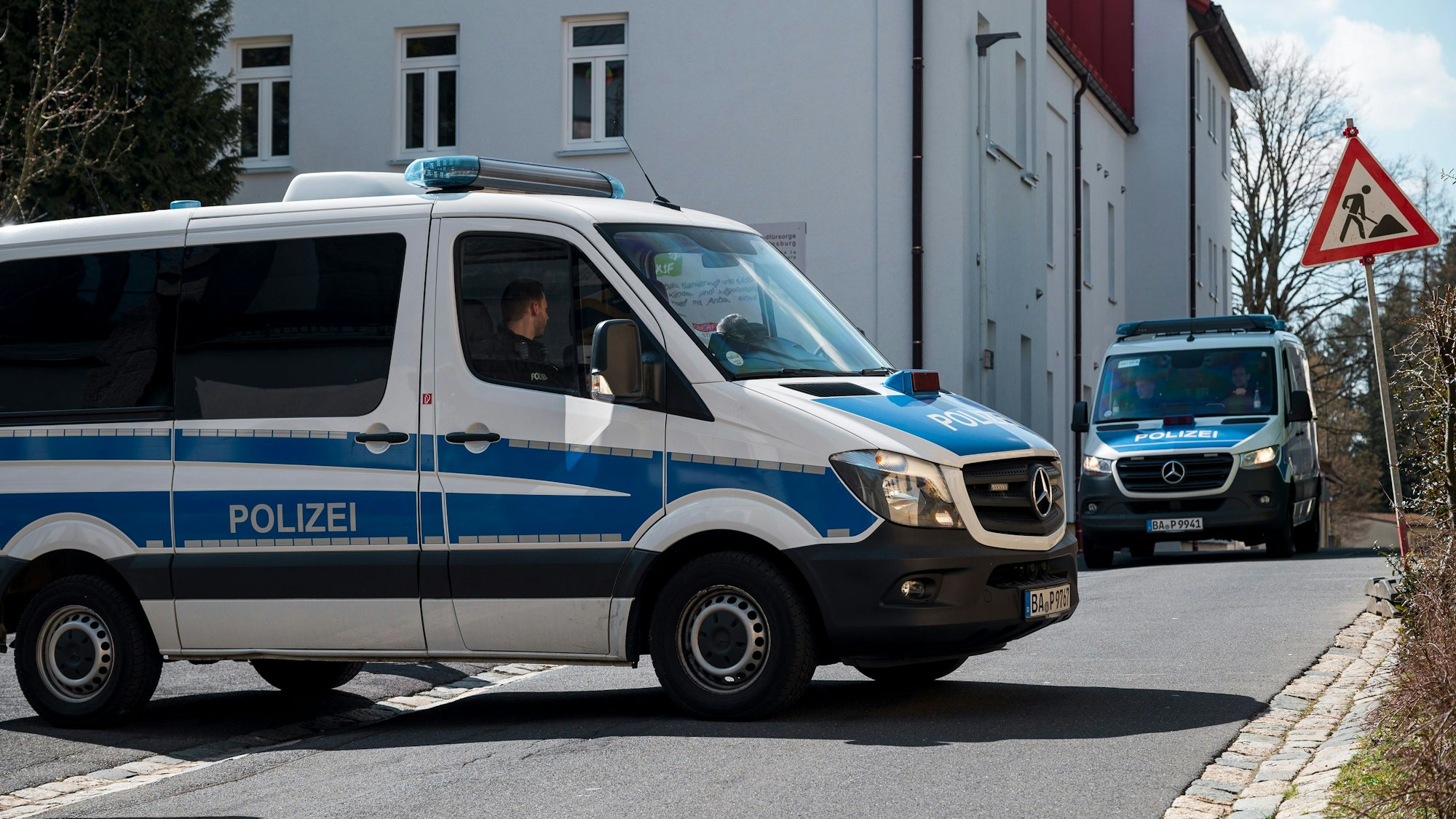 Polizeifahrzeuge stehen an dem Kinderheim in Wunsiedel, in dem eine Zehnjährige tot gefunden wurde.
