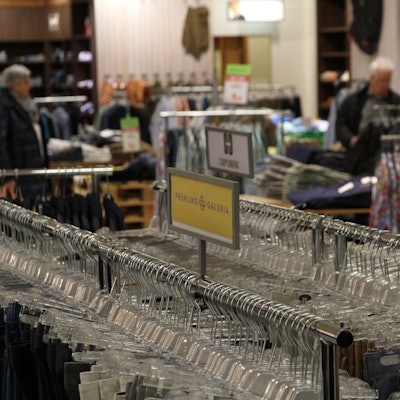 Kunden kaufen in einer Galeria-Filiale ein.