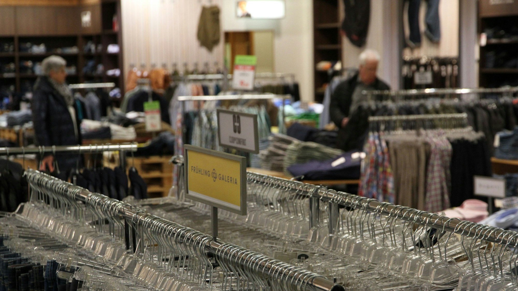 Kunden kaufen in einer Galeria-Filiale ein.