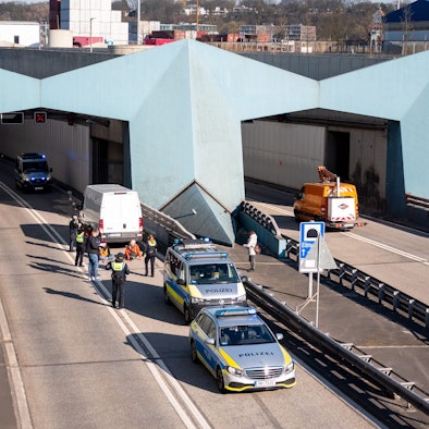 Klimaaktivisten haben sich auf der Fahrbahn der Autobahn 7 festgeklebt und blockieren so die Zufahrt des Elbtunnels in Richtung Norden. Foto: Daniel Bockwoldt/dpa +++ dpa-Bildfunk +++