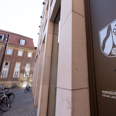 Ein Schild am Verfassungsgerichtshof des Landes Nordrhein-Westfalen (NRW).