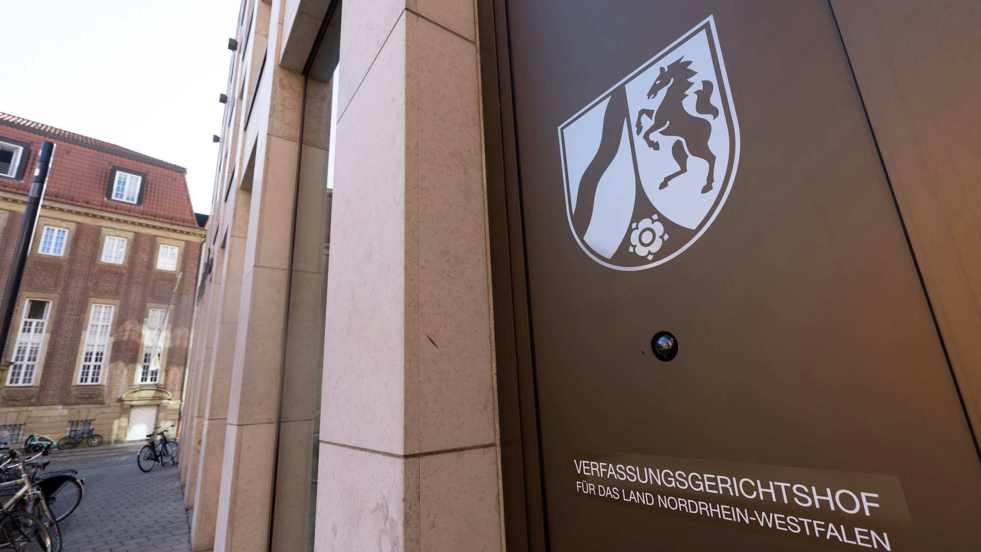 Ein Schild am Verfassungsgerichtshof des Landes Nordrhein-Westfalen (NRW).