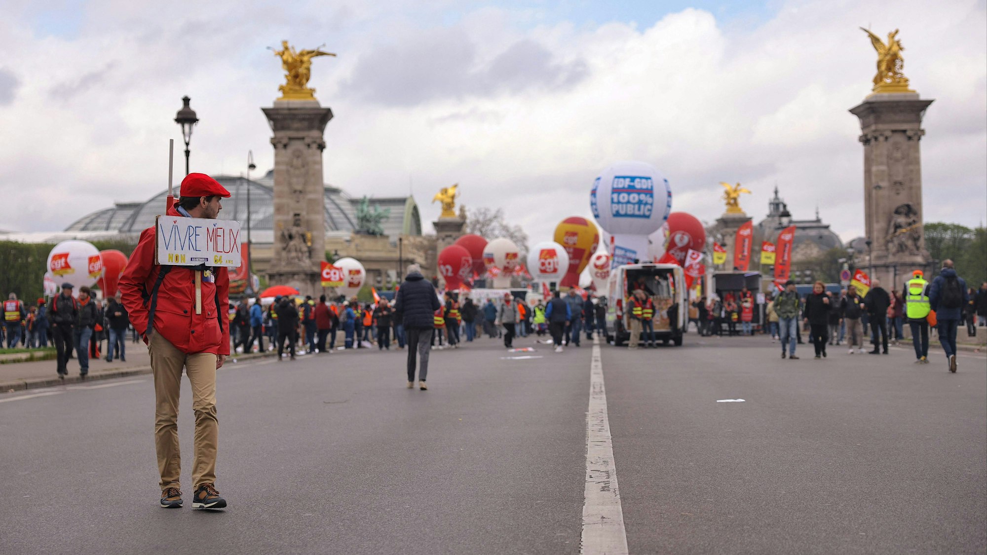 Ein Demonstrant geht mit einem Plakat mit der Aufschrift „Besser leben, nicht mit 64 Jahren in Rente gehen“ während einer Demonstration gegen die Rentenreform.