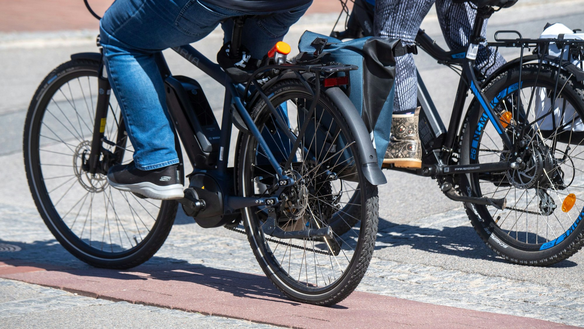 Mecklenburg-Vorpommern, Koserow: Touristen fahren mit Elektrorädern durch das Ostseebad auf der Insel Usedom. Fahrer von E-Bikes sind häufig in Unfälle verwickelt.