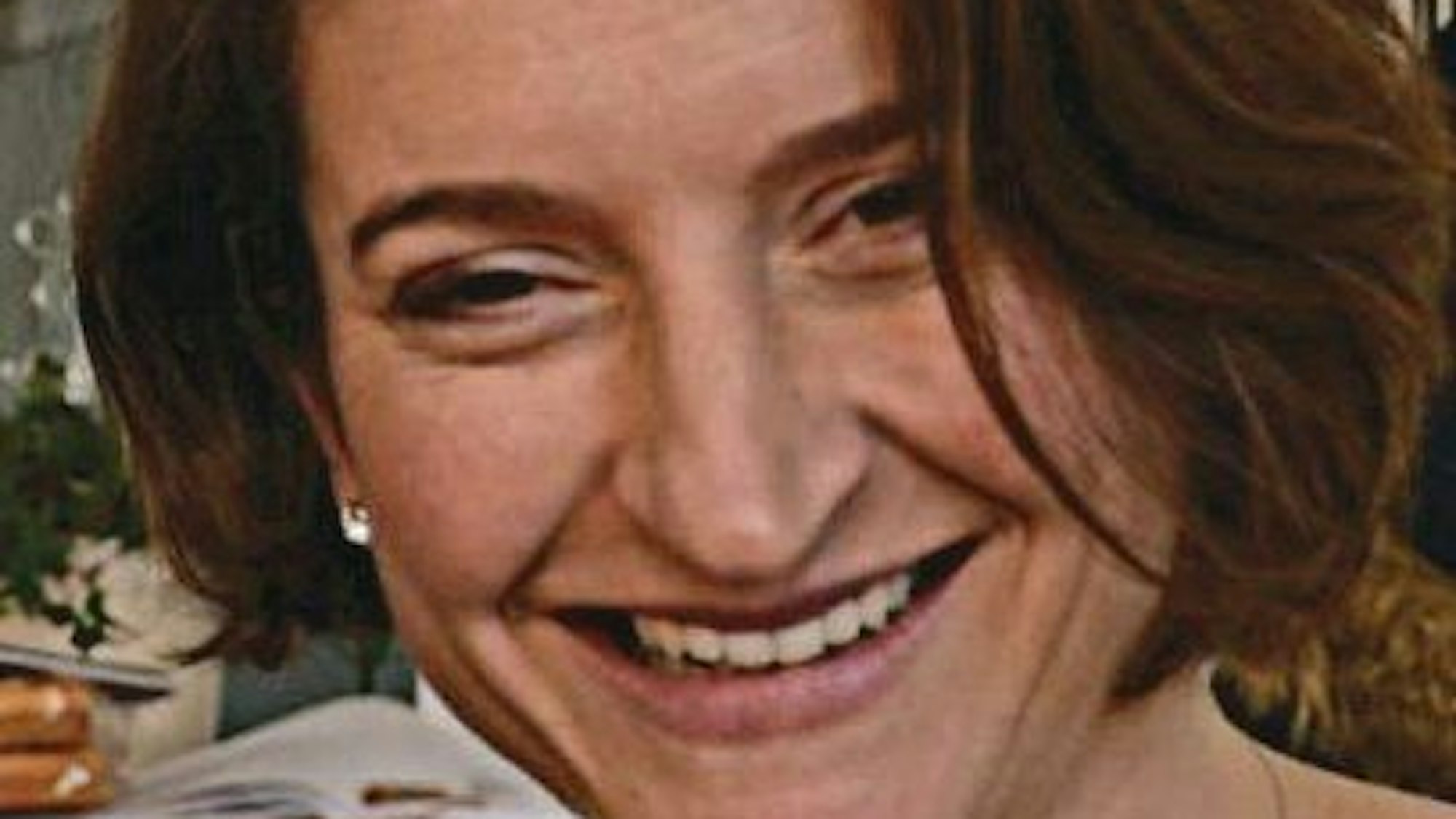 Eine Frau lächelt in die Kamera.