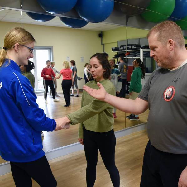 ds Selbssschutz fuer Frauen Bei Fit Und Fun Fitnessstudio in Waldbroel Mit Fachleuten des Budo Clubs Waldbroel