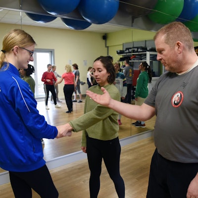 ds Selbssschutz fuer Frauen Bei Fit Und Fun Fitnessstudio in Waldbroel Mit Fachleuten des Budo Clubs Waldbroel