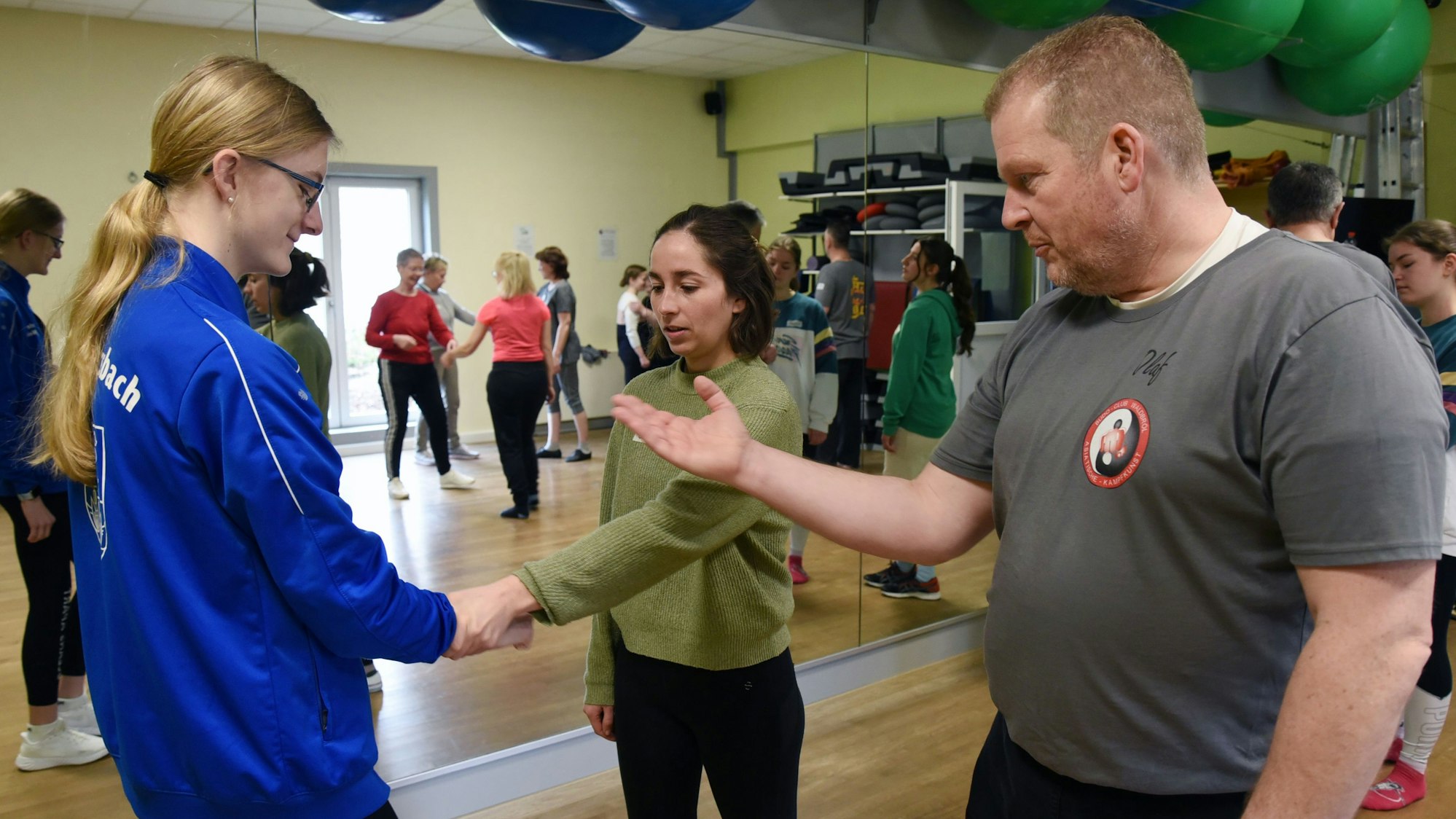 ds Selbssschutz fuer Frauen Bei Fit Und Fun Fitnessstudio in Waldbroel Mit Fachleuten des Budo Clubs Waldbroel