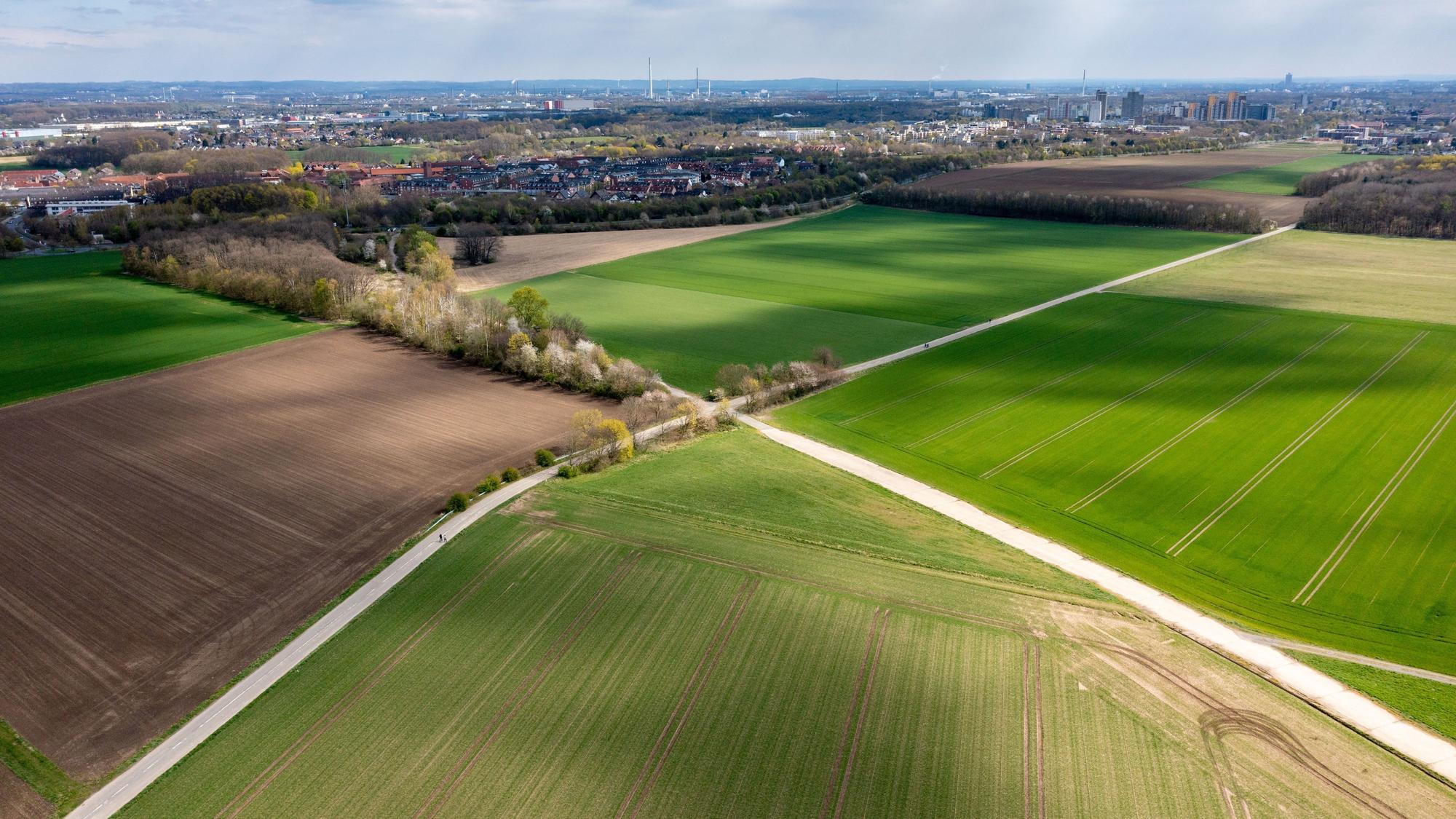 Luftaufnahme des Geländes für das geplante Stadtviertel 'Kreuzfeld' im Kölner Norden