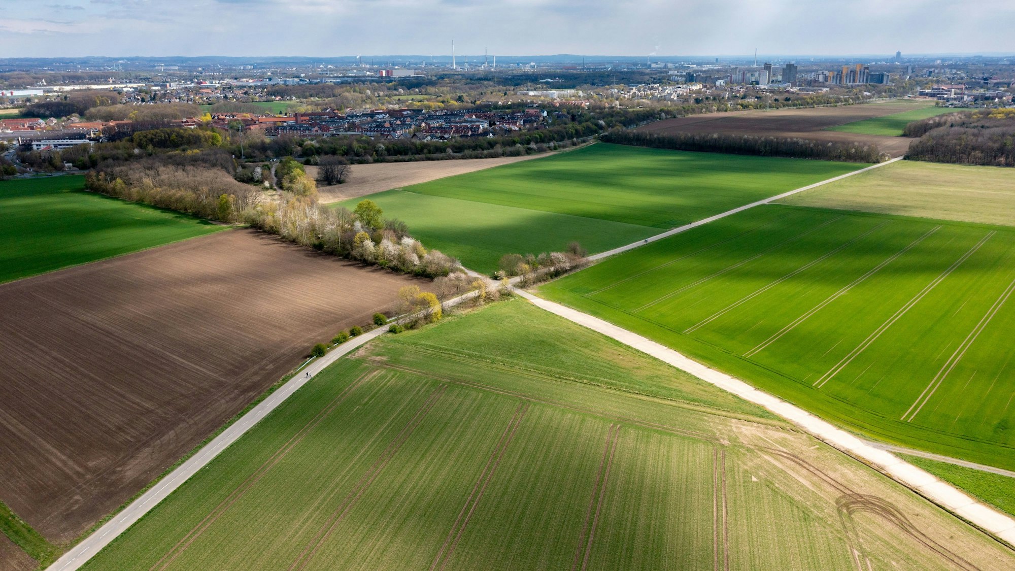 Luftaufnahme des Geländes für das geplante Stadtviertel 'Kreuzfeld' im Kölner Norden