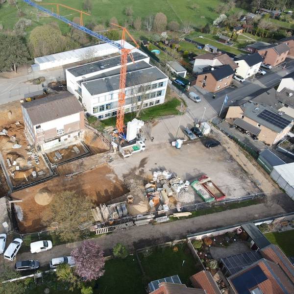 Die Josef-Schaeben-Schule in Weilerswist wird umgebaut und erweitert. Das Bild zeigt die Schule aus der Luft.