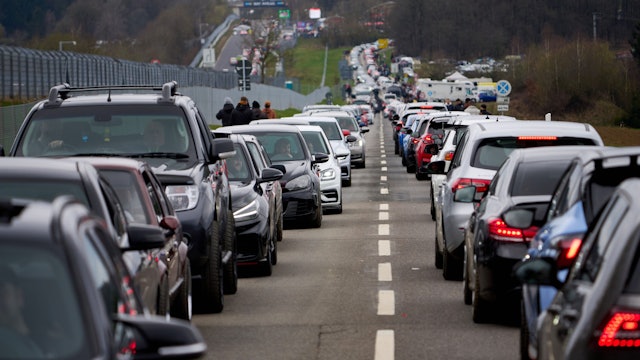 Am Car-Freitag haben sich lange Schlangen vor der Zufahrt der Nordschleife des Nürburgrings gebildet.