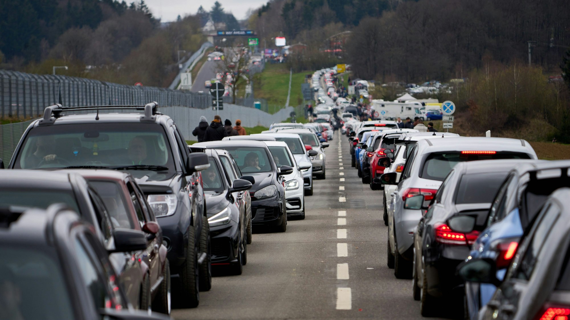 Am Car-Freitag haben sich lange Schlangen vor der Zufahrt der Nordschleife des Nürburgrings gebildet.