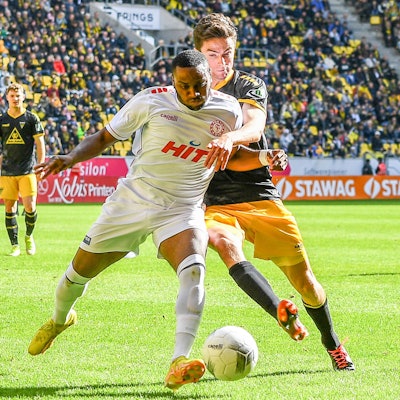 v.li.: Arnold Budimbu Fortuna Köln, 17, Marcel Damaschek Alemannia Aachen, 30, Zweikampf, Duell, duel, tackle, tackling, Dynamik, Action, Aktion, 01.10.2022, Aachen Deutschland, Fussball, Regionalliga West, Alemannia Aachen - Fortuna Köln *** v li Arnold Budimbu Fortuna Köln, 17 , Marcel Damaschek Alemannia Aachen, 30 , duel, duel, tackle, tackling, dynamic, action, action, 01 10 2022, Aachen Germany , football, Regionalliga West, Alemannia Aachen Fortuna Köln xmhx