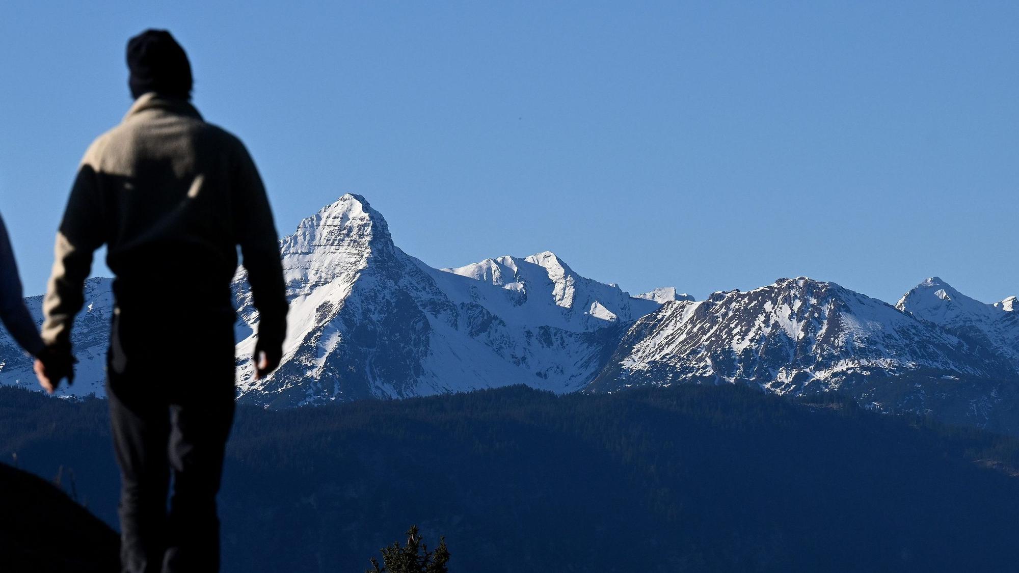 Verschneit zeigt sich der Gipfel des Daniel vor zwei Wanderern. In den deutschen Alpen sind zur Jahreswende weniger Touristen angekommen als vor der Corona-Pandemie. 878 000 Übernachtungsgäste in den Monaten Dezember 2022 und Januar 2023 bedeuteten ein Minus von knapp 13 Prozent gegenüber dem gleichen Zeitraum 2019/2020, wie das Statistische Bundesamt am Dienstag berichtete (zu dpa «Tourismus in den Alpen: Immer noch weniger Gäste als vor Corona»)