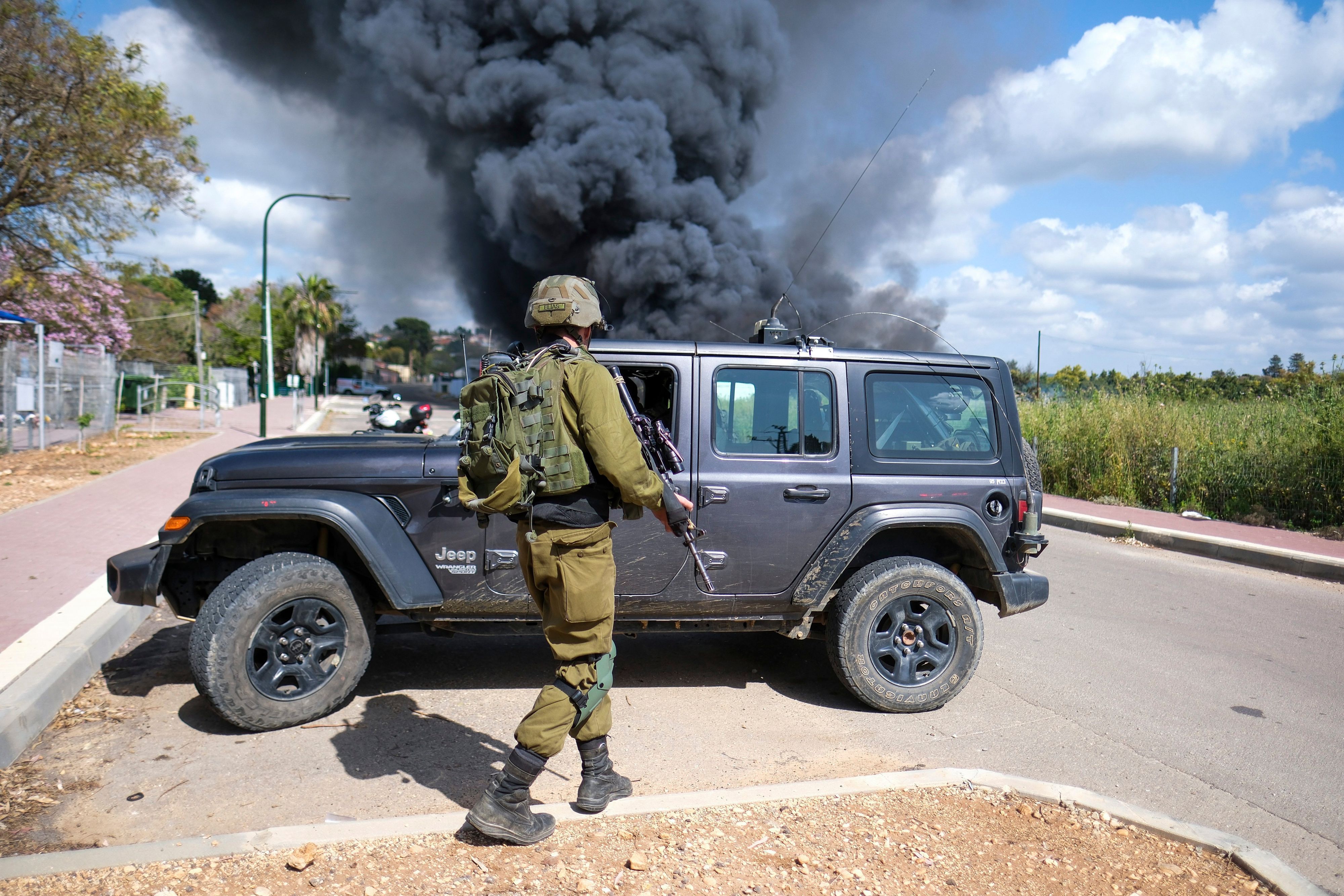 Rauch steigt von einem Feuer auf, nachdem Raketen aus dem Libanon auf Bezet im Norden Israels abgefeuert wurden.