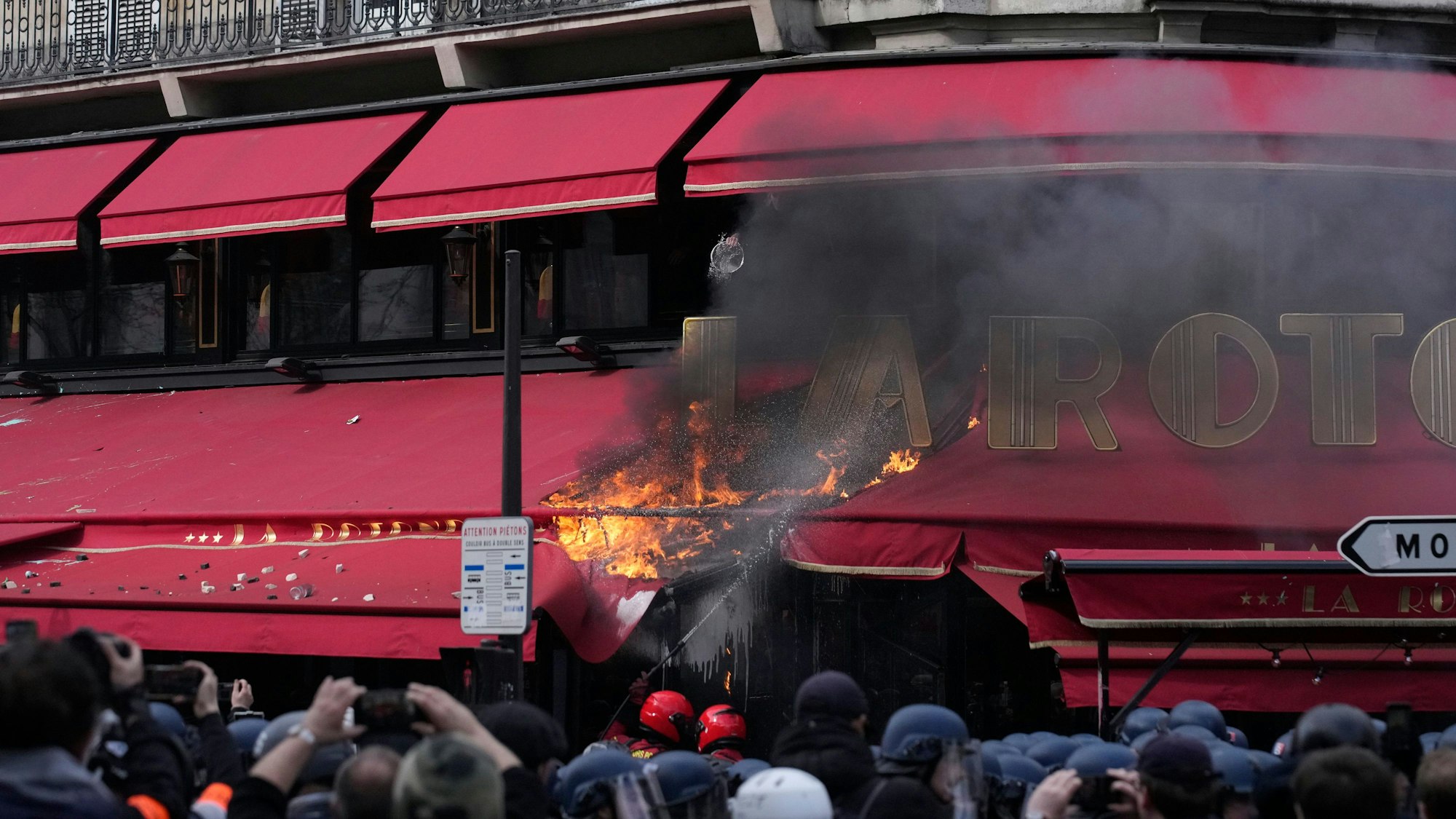 Die Markise der Brasserie „La Rotonde“ wurde am Donnerstag angezündet. Das Restaurant gilt als bei Emmanuel Macron beliebt.