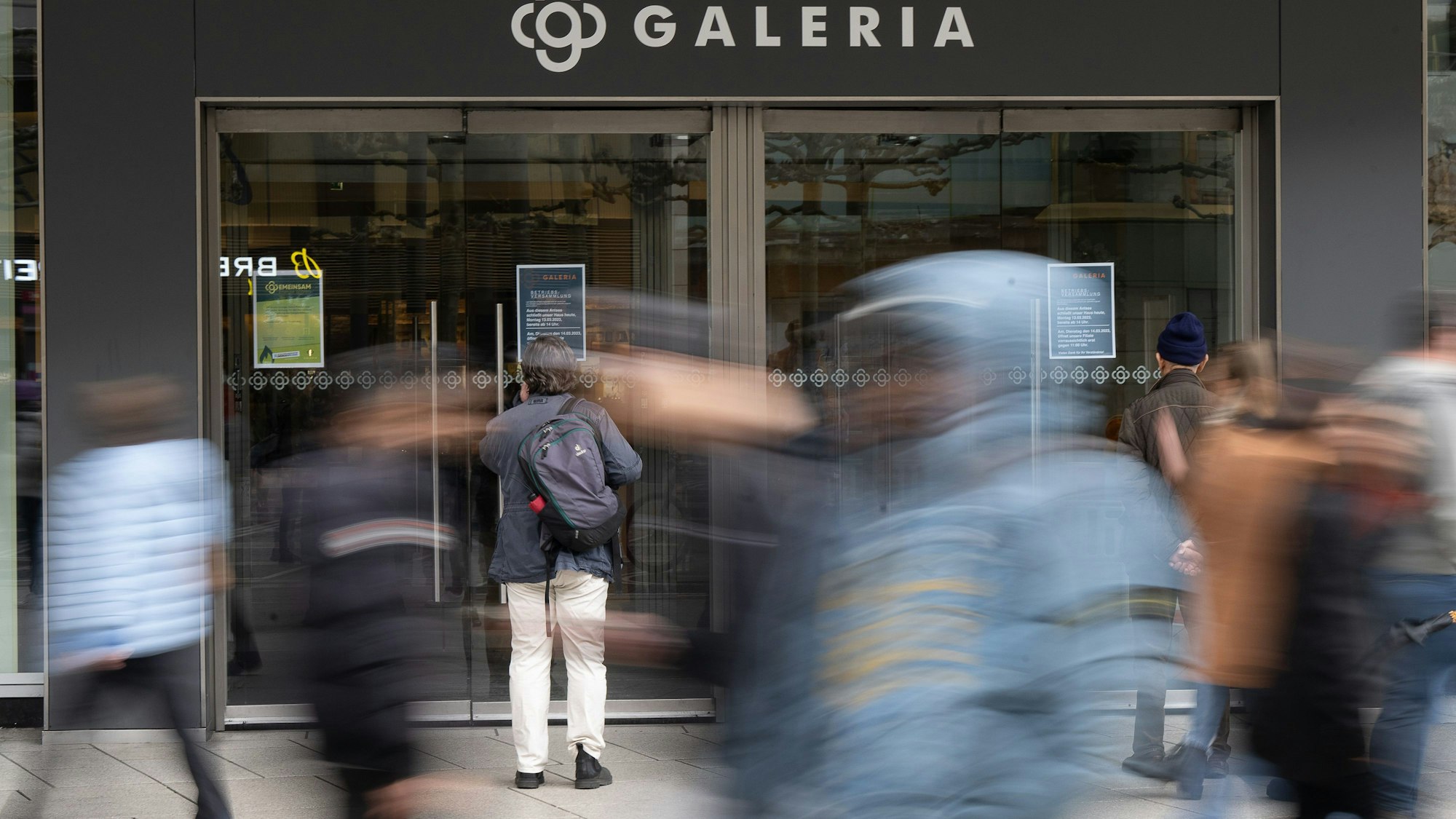 Menschen gehen am Eingang des Galeria Kaufhof auf der Frankfurter Zeil vorbei. (Wischeffekt durch Langzeitbelichtung)