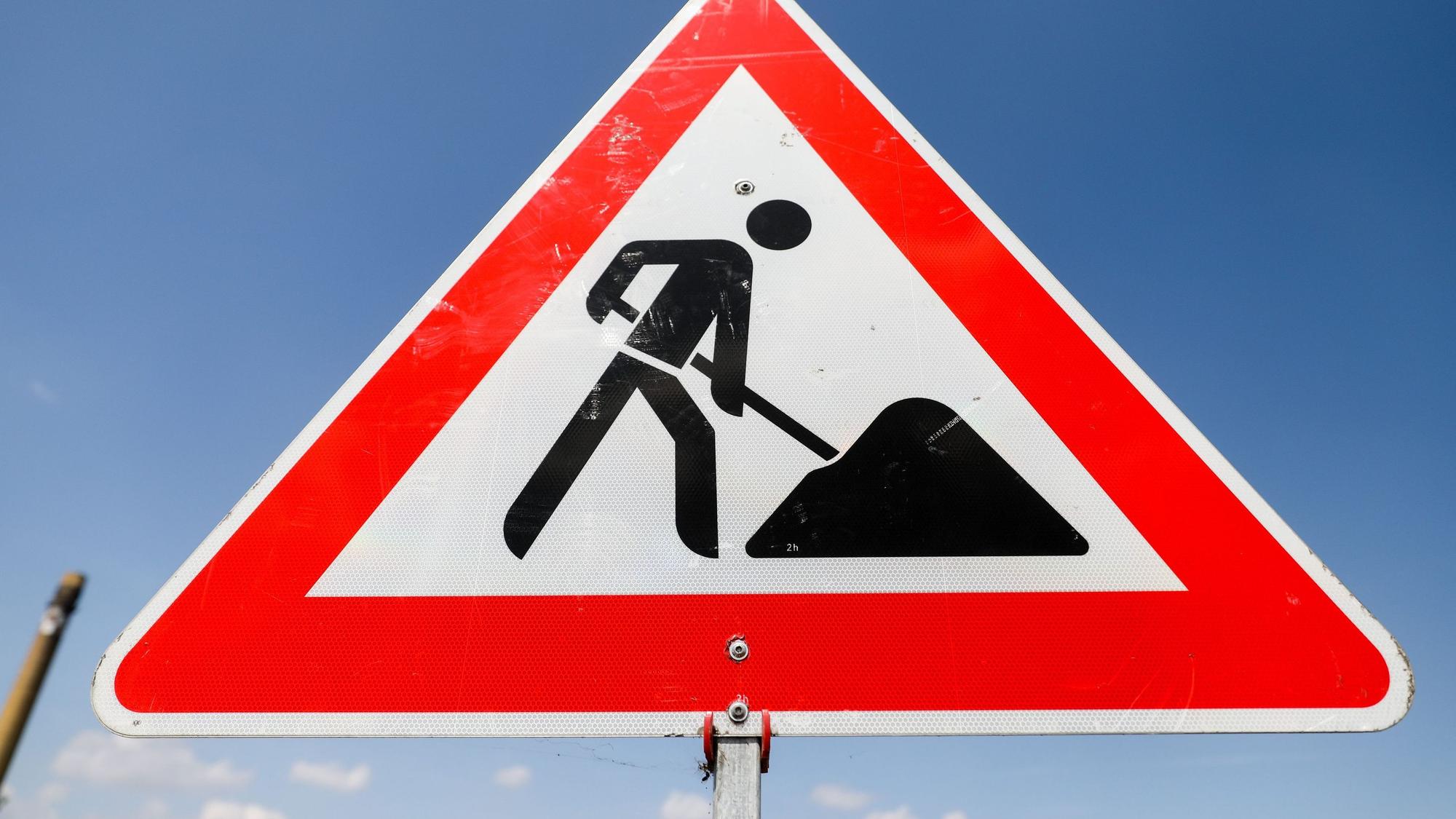 Ein Schild weist auf eine Baustelle hin.
