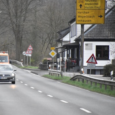Autos fahren auf einer Landstraße.