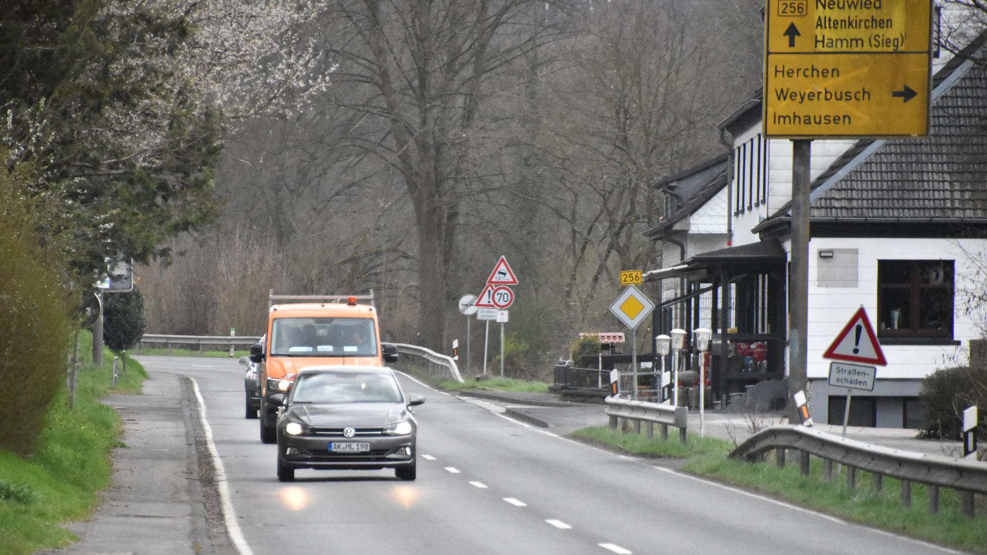 Autos fahren auf einer Landstraße.