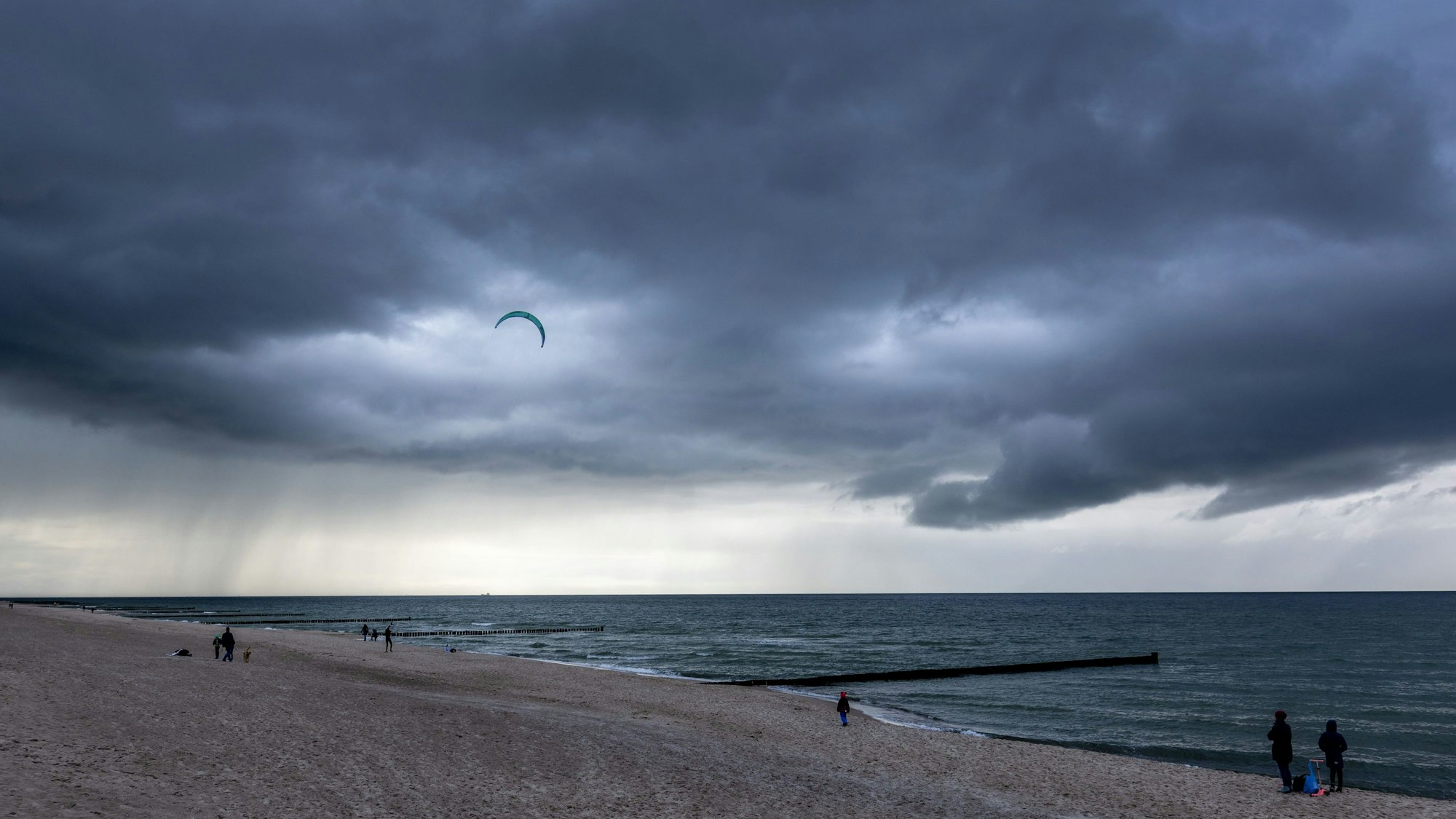 Dunkle Regenwolken ziehen über der Ostsee. Mit wechselhaftem Wetter, starken Regenschauern aber auch sonnigen Abschnitten, zeigt sich das Frühlingswetter derzeit in Norddeutschland unbeständig.