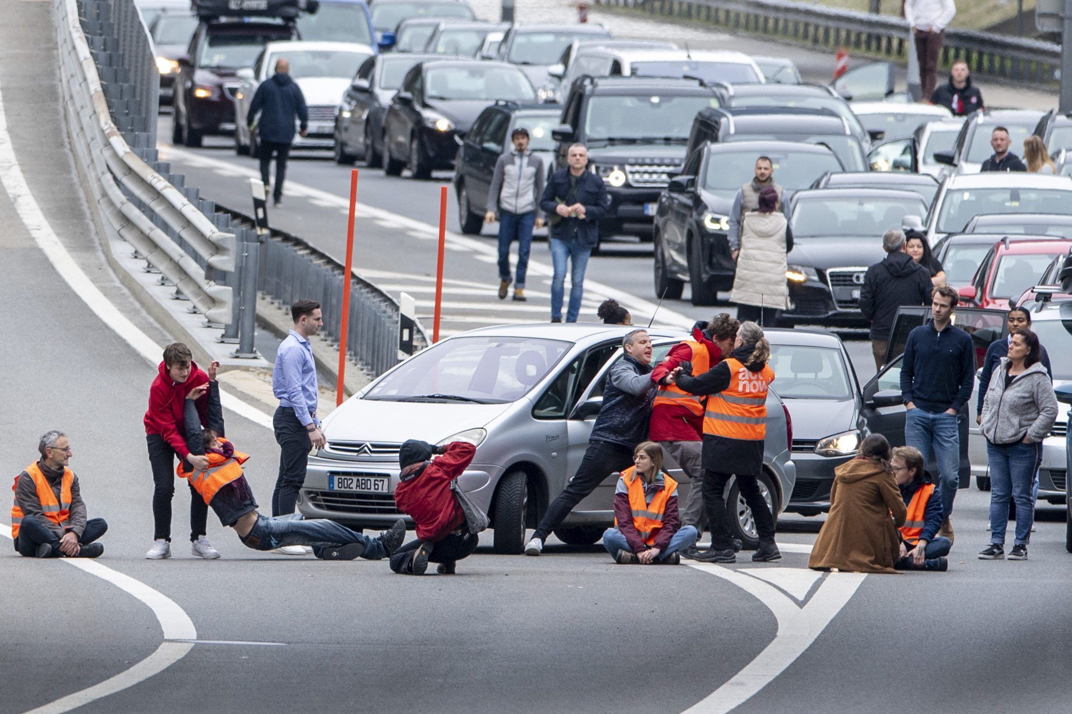 Klimaaktivisten von „Renovate Switzerland“ kleben auf der Fahrbahn  vor dem Nordportal des Gotthardstraßentunnels.